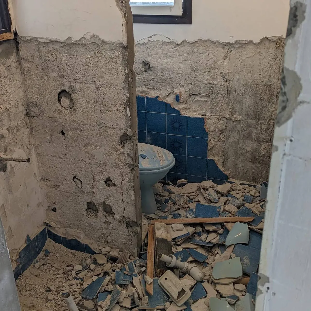 חדר רחצה לפני שיפוץ — הריסה מלאה