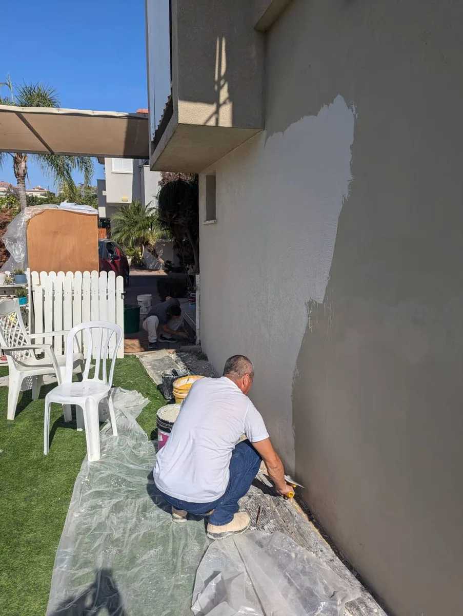 צביעת חוץ בית פרטי — הצוות בעבודה