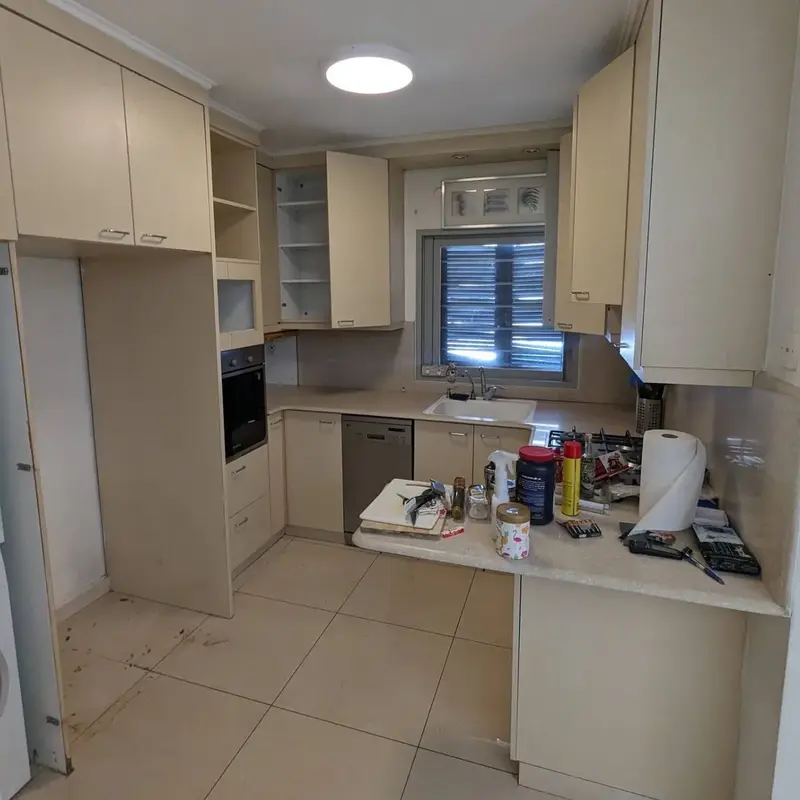 מטבח ביתי מוגמר עם ארונות ותנור