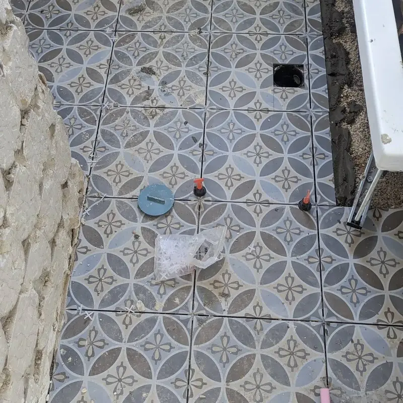 ריצוף אריחים מעוטרים בדוגמת גיאומטרית