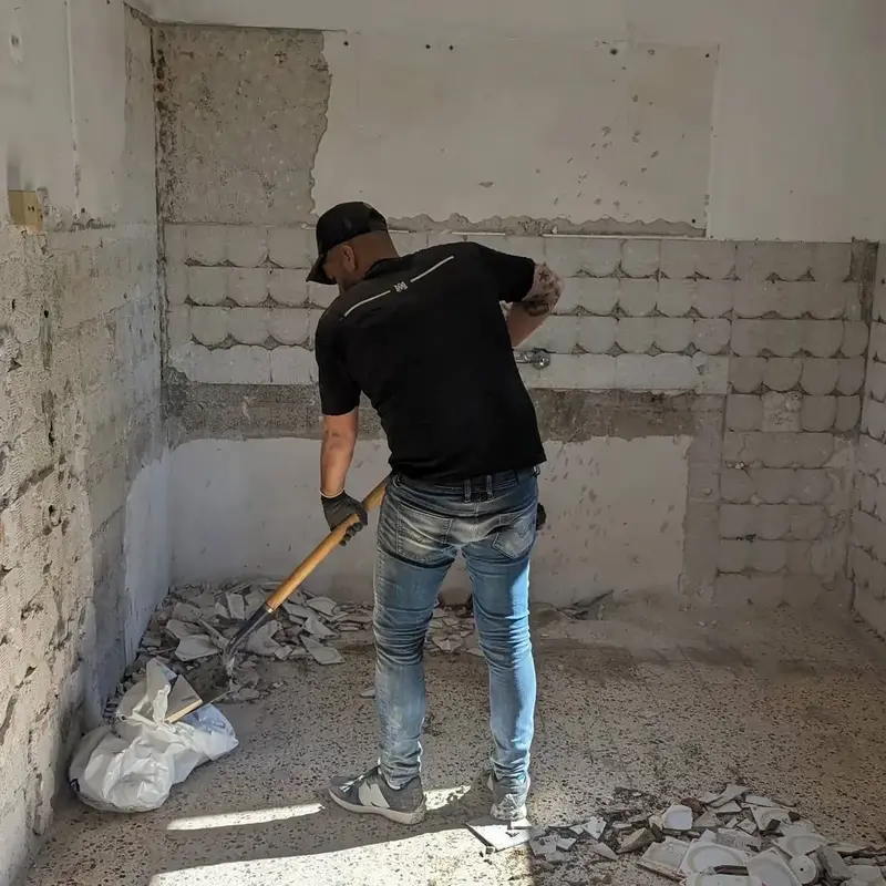 עבודות הריסה ידניות — שלב פירוק לפני שיפוץ