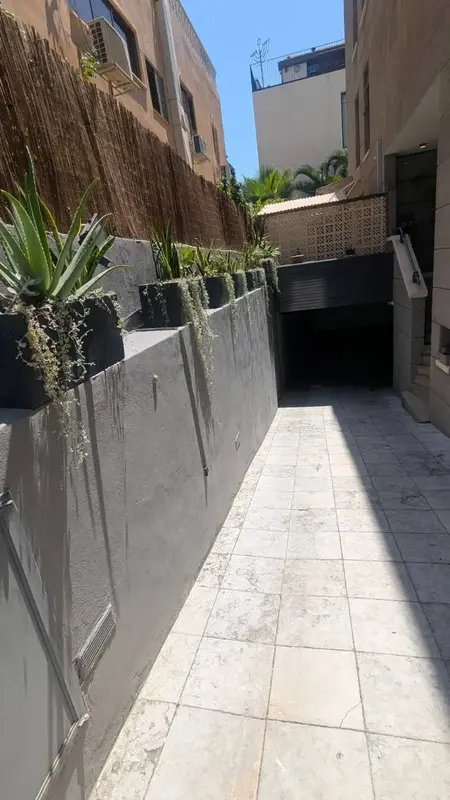 כניסה לבית עם אדניות בטון וריצוף