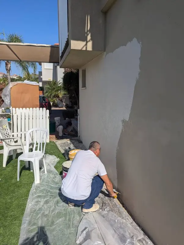 צביעת חוץ בית פרטי — הצוות בעבודה