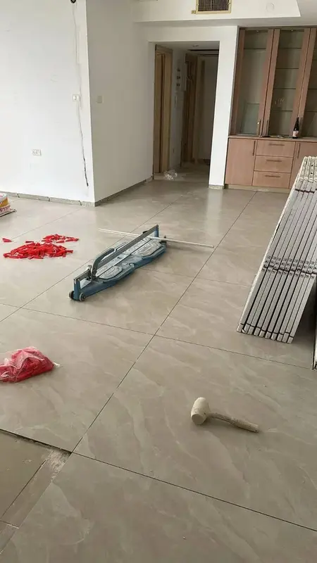 ריצוף סלון עם מסור אריחים — עבודה בתהליך