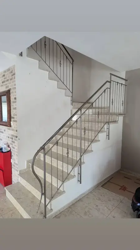 מדרגות שיש עם מעקה ברזל מעוצב