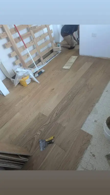התקנת פרקט עץ אלון טבעי — עבודה בשטח